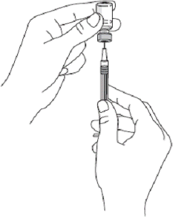 Mano che tiene una siringa collegata a una fiala trasparente con tappo di gomma per l