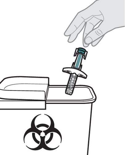 Mano che inserisce un dispositivo di sicurezza blu in un contenitore per rifiuti speciali con simbolo di rischio biologico