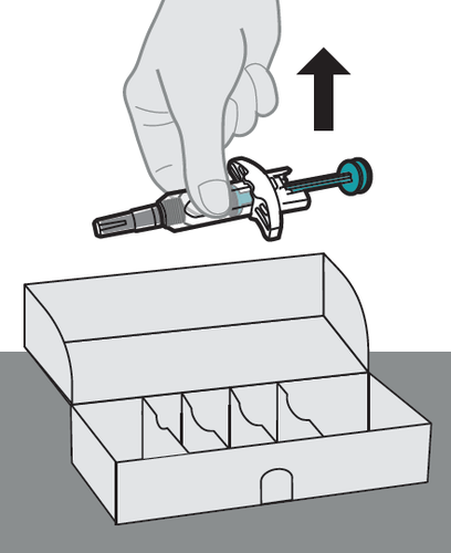 Penna precompilata con ago protetto sopra un vassoio blister e freccia direzionale verso l