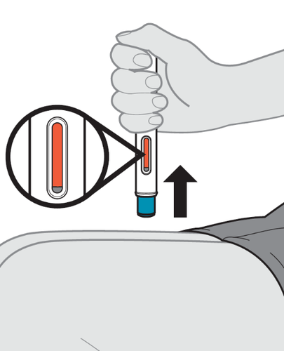Mano che tiene una penna precompilata con ago trasparente inserito nella pelle e lente d