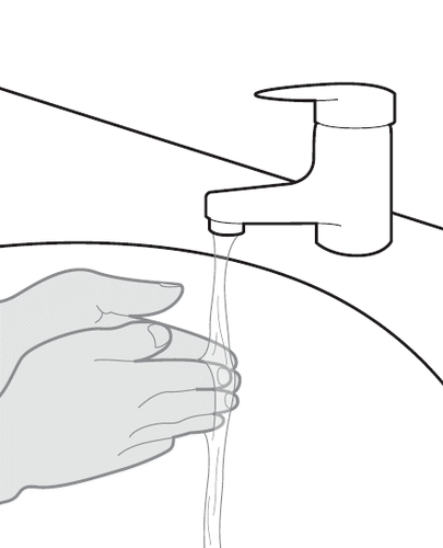 Mano sotto il rubinetto con acqua corrente che scorre verso il palmo aperto e le dita