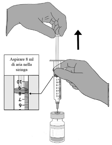 Mano che aspira 8 ml di aria nella siringa da un flaconcino, freccia direzionale indica l