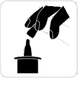 Mano che tiene una fiala di vetro sopra un tappo di gomma per l