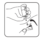 Mano che stringe una penna per iniezione con ago rivolto verso il basso su una goccia di liquido e pelle