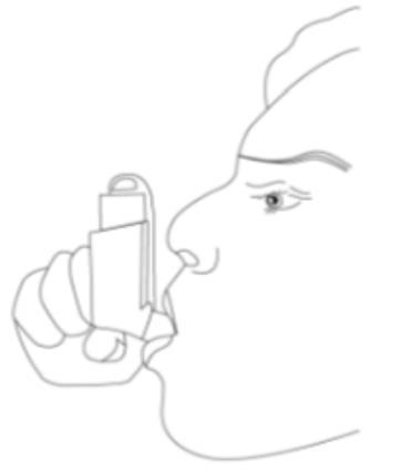 Profilo di una persona che utilizza un inalatore nasale tenuto con una mano vicino alla narice e alla bocca