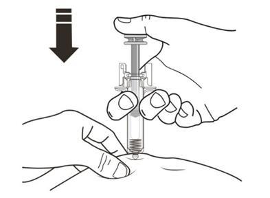 Mano che tiene una siringa preriempita con l