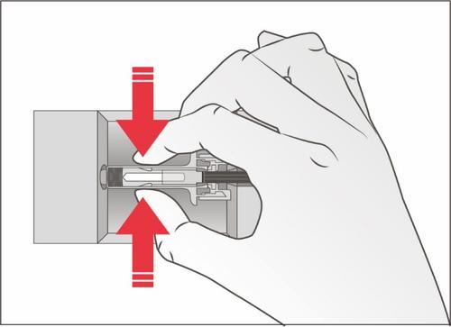 Mano che tiene un dispositivo autoiniettore con due frecce rosse che indicano la pressione verso il basso per l