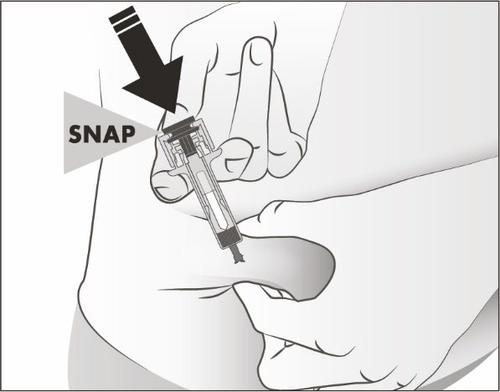 Mano che tiene un dispositivo autoiniettante con ago inserito nella pelle e freccia nera che indica il punto di attivazione SNAP