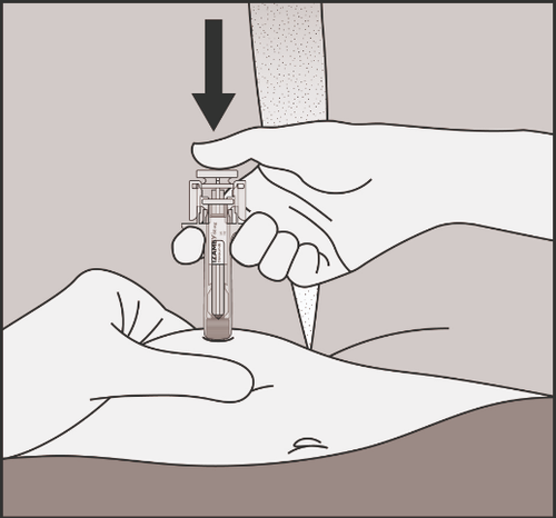 Mano che tiene una siringa preriempita mentre l