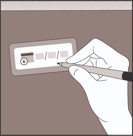 Mano che scrive con una penna su una scheda di plastica bianca con sei caselle numerate e barrate