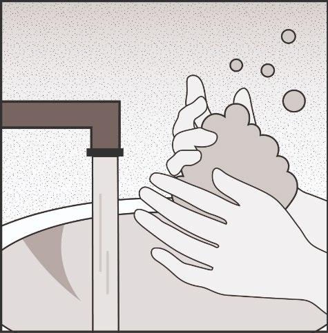 Mani che lavano accuratamente con sapone e acqua corrente da un rubinetto metallico bolle di sapone visibili