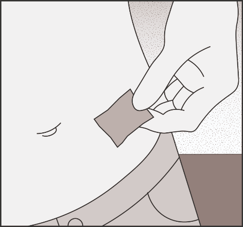 Mano che applica un cerotto marrone sulla pelle chiara del braccio con una curva disegnata accanto