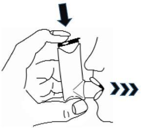 Mano che tiene un dispositivo autoiniettante premendo il pulsante con freccia direzionale verso destra