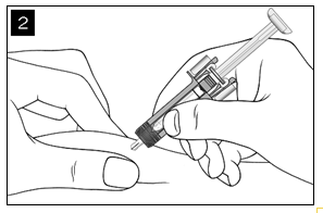 Mano che afferra una siringa preriempita con ago inserito nella pelle del braccio per iniezione sottocutanea