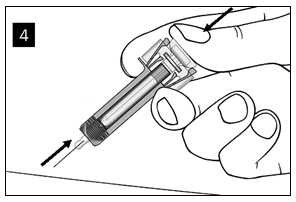 Mano che tiene un iniettore preriempito con l