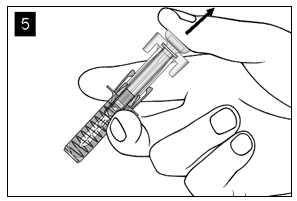 Mano che tiene un dispositivo autoiniettante con ago visibile e protetto da un cappuccio scorrevole trasparente