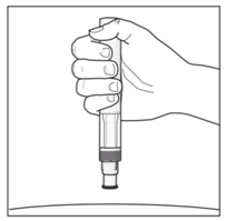 Mano che tiene un dispositivo penna per iniezione con ago esposto pronto per l