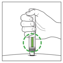 Mano che tiene un dispositivo iniettore con un cerchio verde che indica il punto di iniezione sulla pelle