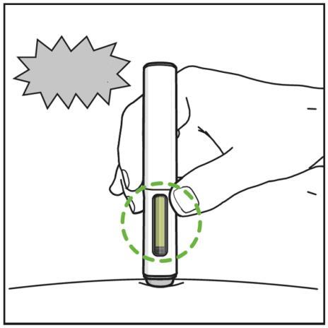 Penna iniettabile con indicatore verde premuta sulla pelle e mano che la tiene in posizione corretta