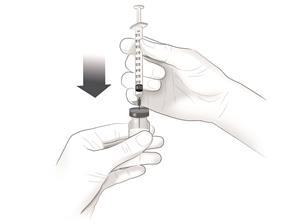 Mano che tiene una siringa e preleva il farmaco da un flaconcino trasparente con ago inserito e freccia nera indicante la direzione