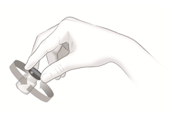 Mano che ruota un dispositivo medico cilindrico grigio con frecce bianche indicanti la rotazione