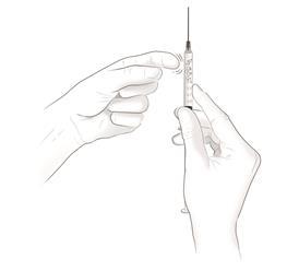 Mano che tiene una siringa con ago rivolto verso l