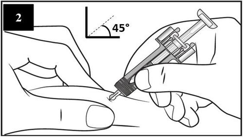 Mano che tiene una siringa inclinata di 45 gradi mentre l