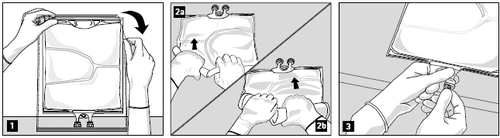 Mani con guanti che aprono e preparano una busta sigillata contenente un farmaco, frecce indicano i passaggi da seguire