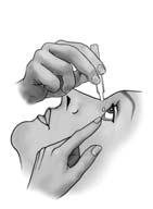 Mano che tiene un contagocce sopra l