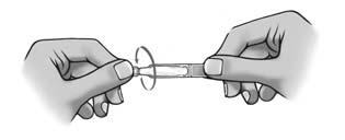 Due mani che tengono una siringa preriempita con un anello di sicurezza nero all