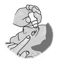 Mano che tiene un flacone contagocce sopra l