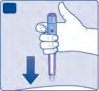 Mano che tiene un dispositivo per iniezione con ago rivolto verso il basso su una superficie cutanea chiara freccia blu indica la direzione