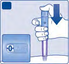 Mano che afferra un dispositivo penna per iniezione con freccia direzionale verso il basso e display numerico a sinistra