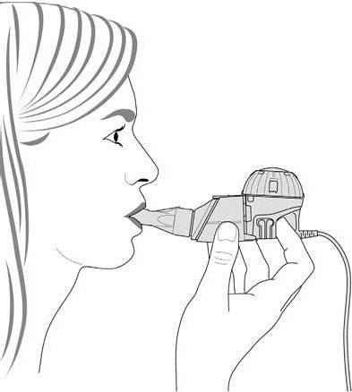 Donna che utilizza un inalatore nasale con dispositivo a forma di pinza per il naso e cavo collegato