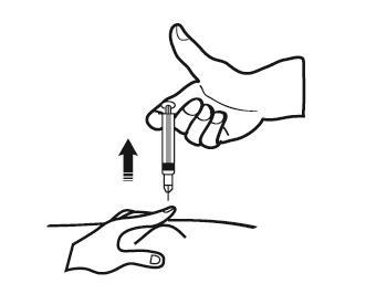 Mano che afferra una siringa pronta per l