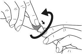 Mano che ruota un dispositivo medico con ago inserito nella pelle indicando la direzione del movimento circolare