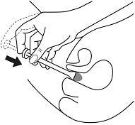 Mano che tiene una siringa e spinge l