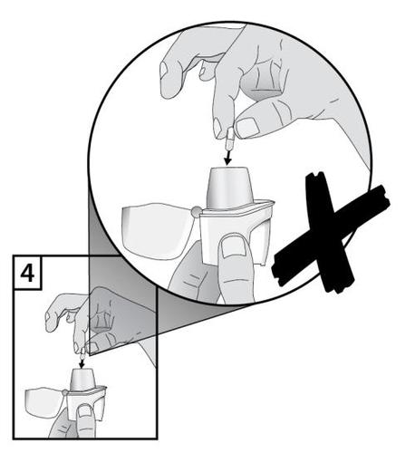 Mano che inserisce una capsula in un inalatore bianco con un pulsante laterale e un simbolo di divieto su sfondo nero