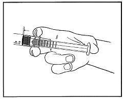 Mano che tiene una siringa preriempita con stantuffo nero e ago inserito nella pelle con angolazione indicata