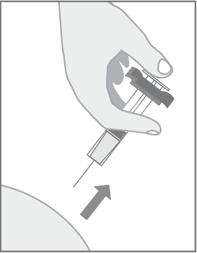 Mano che afferra una siringa preriempita con ago rivolto verso il basso e freccia che indica la direzione di inserimento nel tessuto