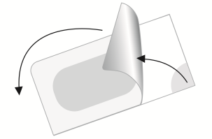 Cerotto adesivo rettangolare grigio con parte superiore sollevata da una freccia curva nera che indica l