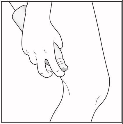 Mano che afferra una siringa con ago inserito nella coscia, tecnica di iniezione sottocutanea con piega cutanea sollevata