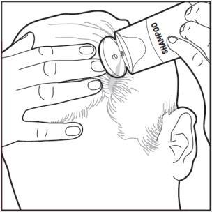 Mano che applica shampoo su cuoio capelluto con movimenti circolari massaggiando delicatamente i capelli corti