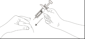 Mano che tiene una siringa pronta per l