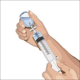 Mano che riempie una siringa trasparente con liquido blu da un flaconcino collegato all