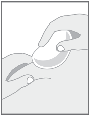 Mano che tiene un batuffolo di cotone bianco per pulire la pelle prima di un