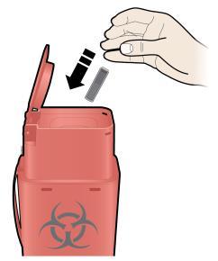 Contenitore rosso per rifiuti speciali con simbolo biohazard, una cartuccia e una freccia nera che indica l