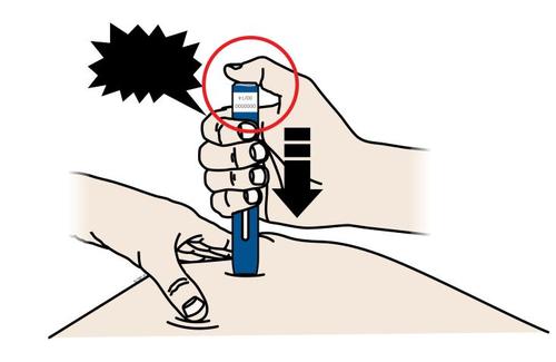 Mano che tiene un autoiniettore blu premuto sulla coscia con freccia nera indicante la pressione e cerchio rosso attorno al pulsante