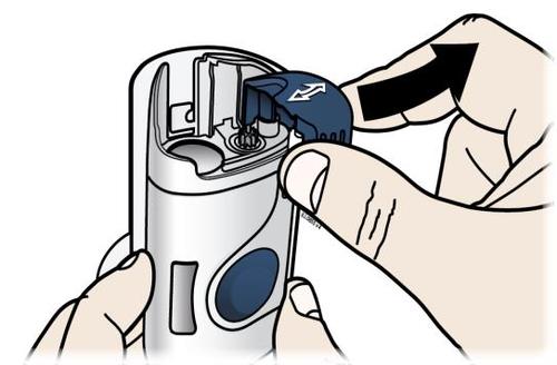 Dispositivo inalatorio bianco con pulsante blu premuto da un dito e freccia nera che indica la direzione di attivazione