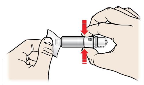 Mani che tengono un dispositivo per iniezione con ago protetto, frecce rosse indicano la direzione di rimozione del cappuccio protettivo